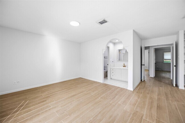 Building Photo - 16202 Mill Point Dr