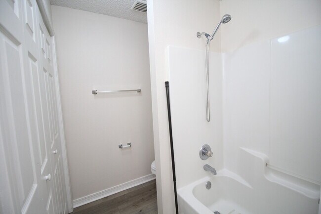 Building Photo - 2-Bedroom, 1-Bath Attached Home in Nantucket Place – Prime Location with Open Layout, Fenced Back...