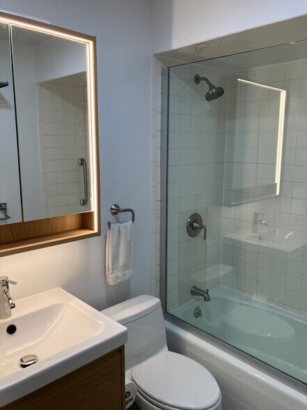 Bathroom with glass splashguard - 143 Sussex St