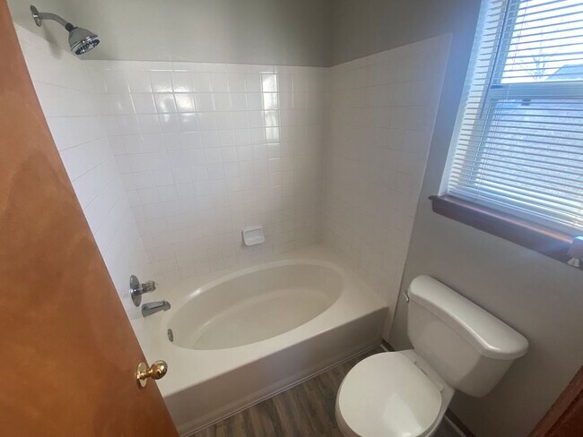 Building Photo - Lovely Cottonwood Home!