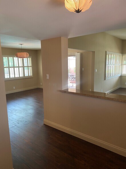 Building Photo - 2000 Karen St