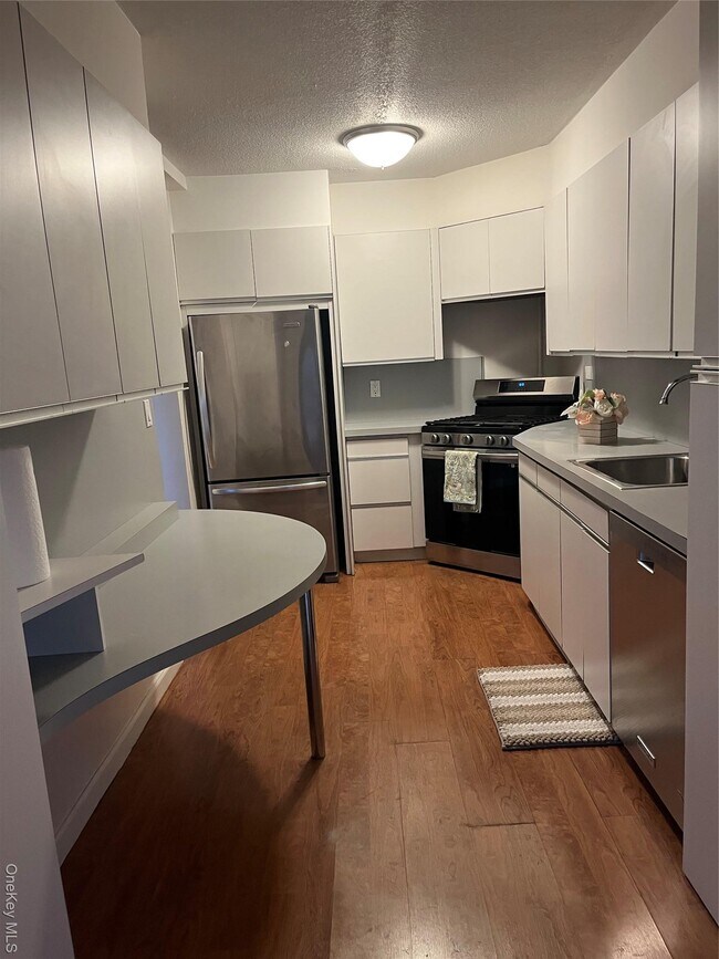 Building Photo - 2 Bay Club Dr