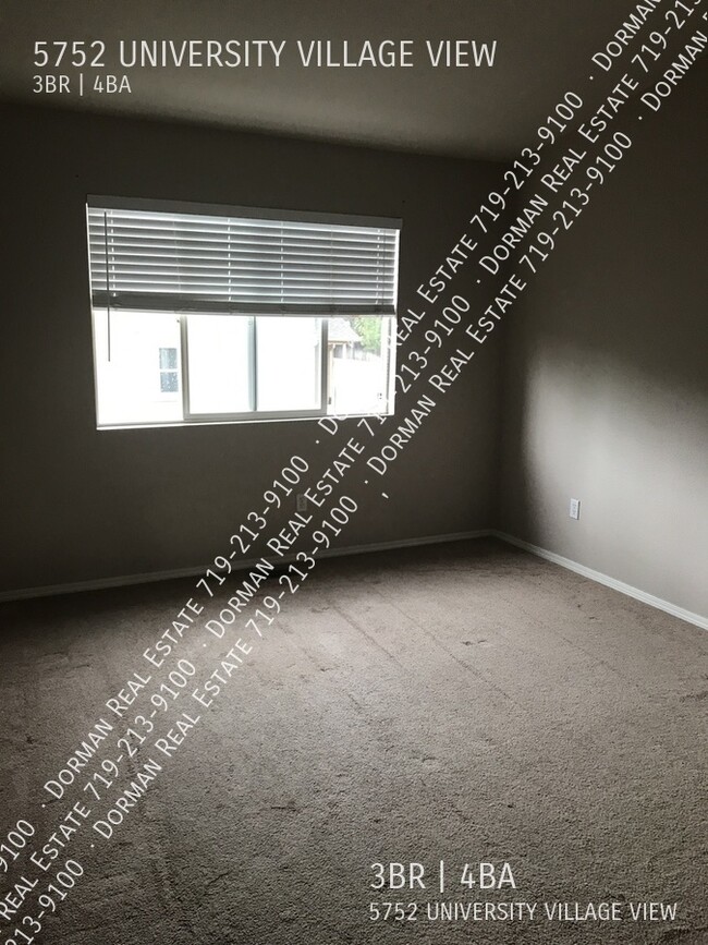 Building Photo - Townhome with garage