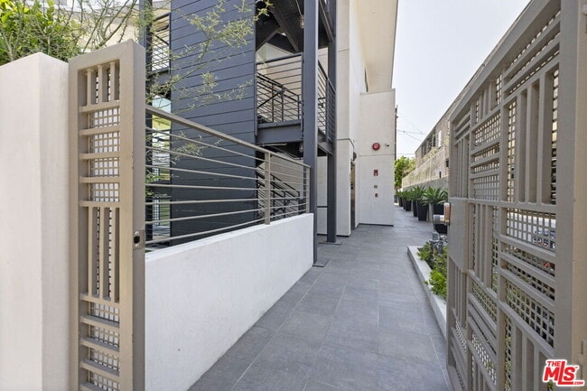 Building Photo - 621 Kings Rd