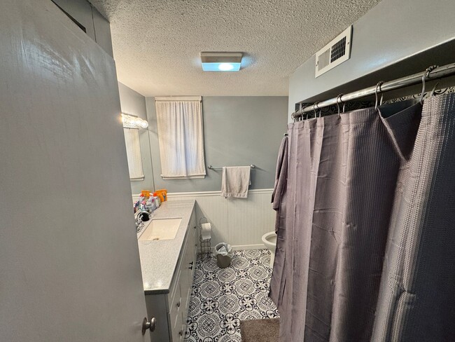 Building Photo - Spacious 2 Bedroom Home Close to Campus