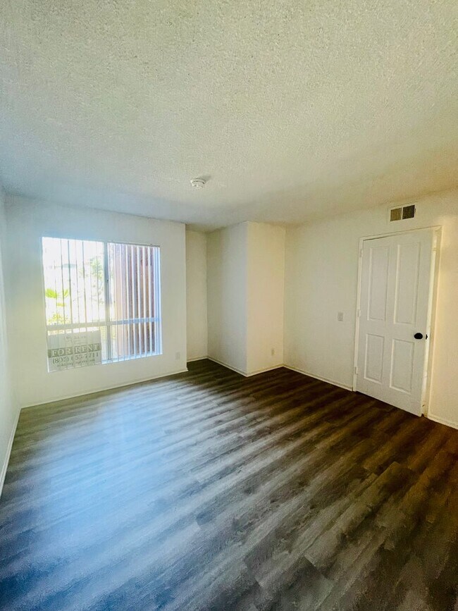 Building Photo - Charming 2-Bedroom, 1.75-Bathroom Unit with Garage, Patio & Community Amenities!