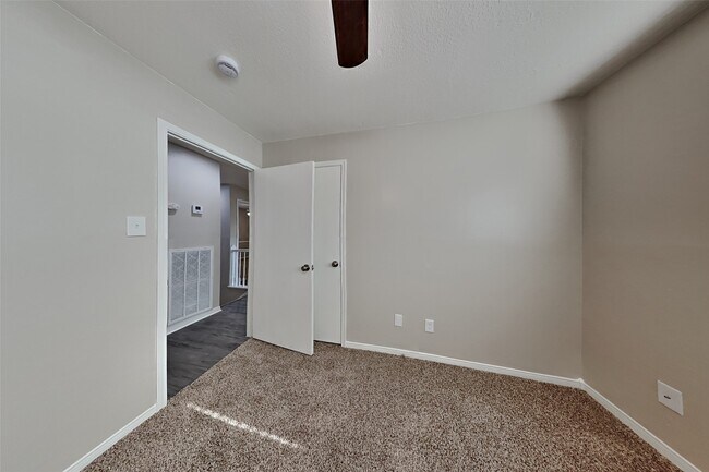 Building Photo - 6807 River Ml Dr