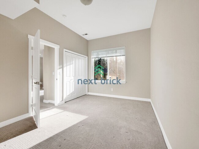 Building Photo - 5 Bed and 3.5 Bath Single-family Home is A...
