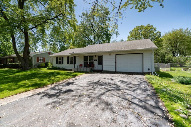 Building Photo - 3 br, 1.5 bath House - 321 Rowe Drive