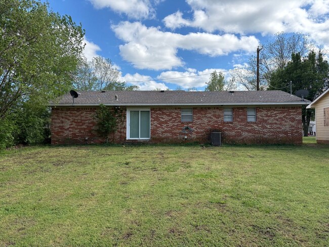 Building Photo - Charming 2BR Brick House in Wanette