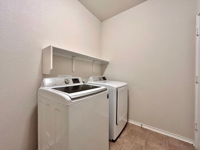 Building Photo - Charming 3/BR 2/BA  Home with Spacious Backyard