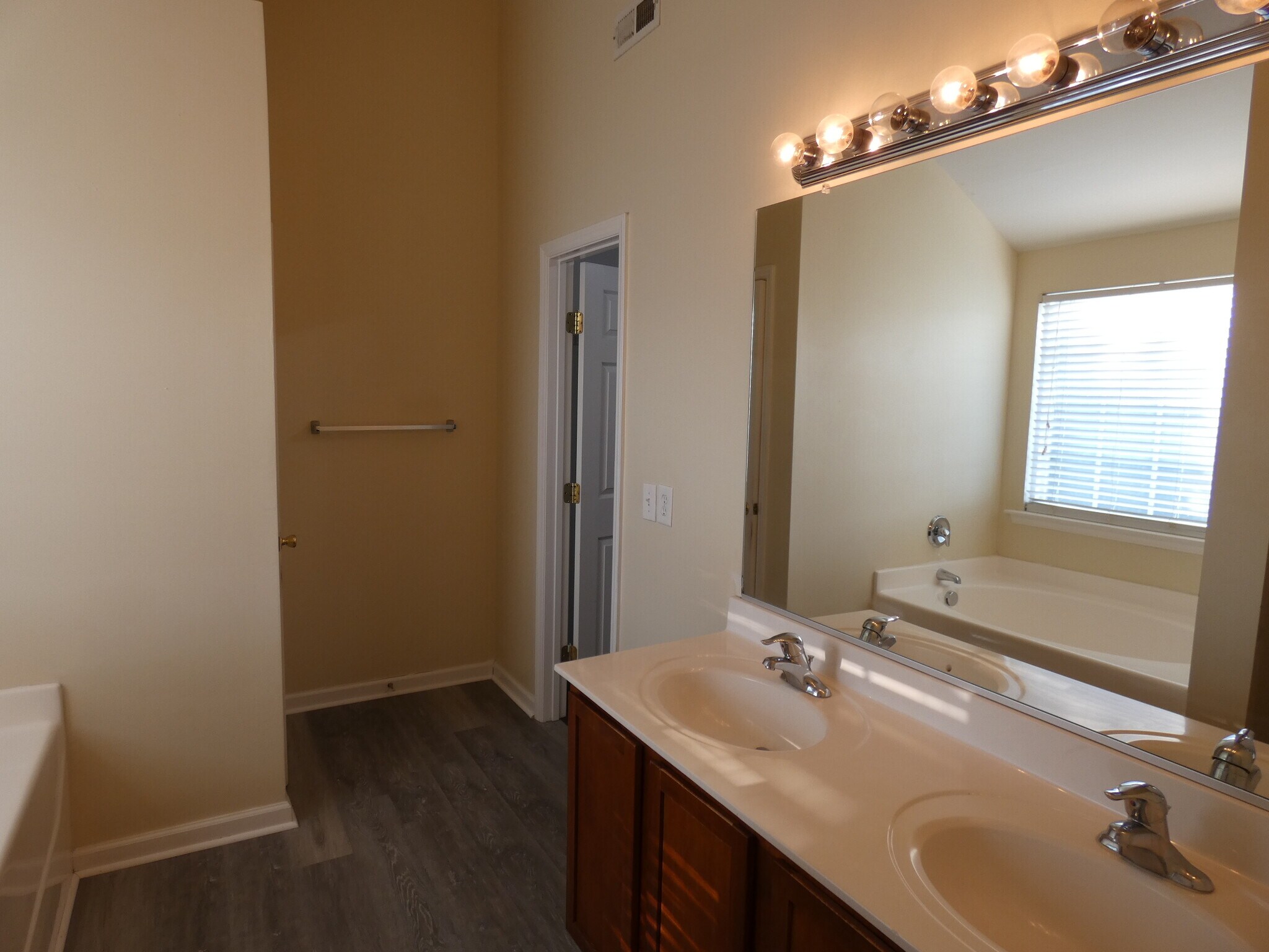 Building Photo - 1624 Brown Owl Dr
