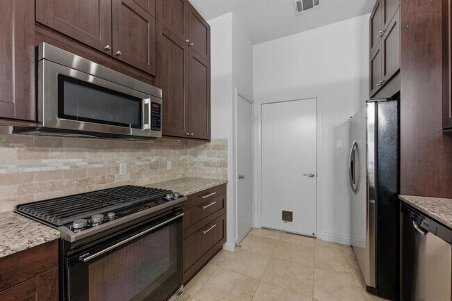 Building Photo - 9312 Roxanna Dr