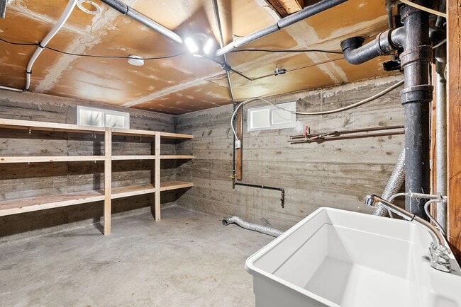 Building Photo - 2112 E 10th Ave