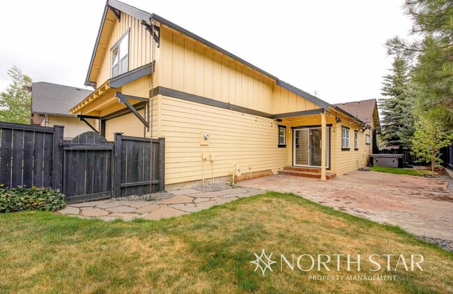 Building Photo - Stunning 3 bed/3 bath in Summit West
