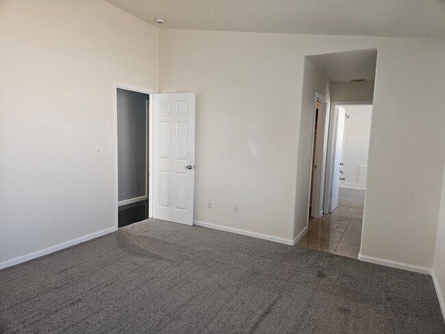 Building Photo - Beautiful Kerman Home!