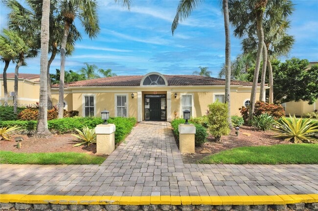 Building Photo - 833 Riverside Dr