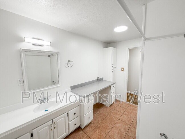 Building Photo - 698 Doren Dr