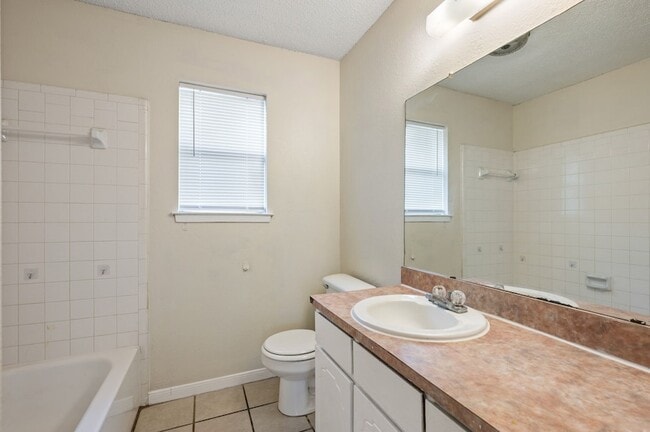 Building Photo - 6301 Sunnybrook Dr