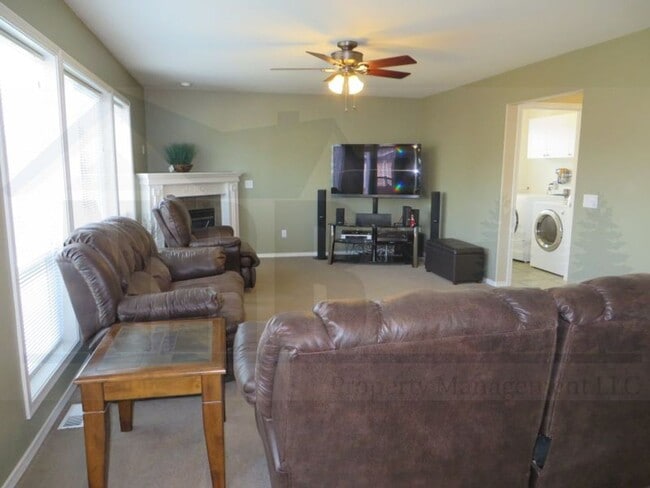 Building Photo - Gorgeous 4 bedroom House in a highly desir...