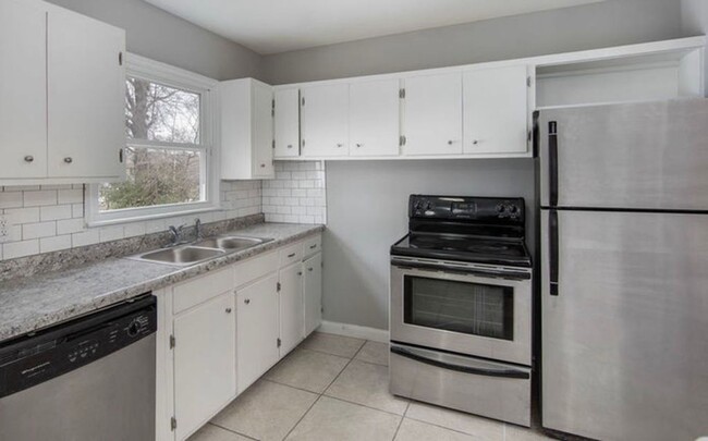 Building Photo - COMING SOON! 3 Bed 1 Bath Home! $1350.00
