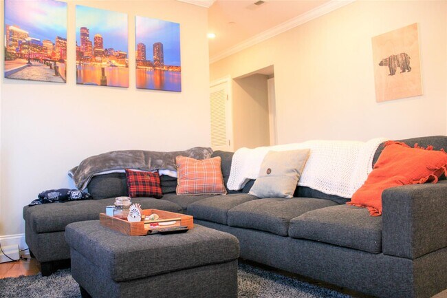 Building Photo - 116 Holland St