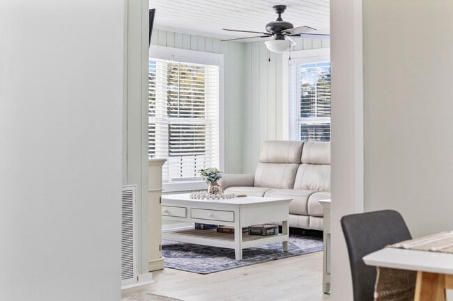 Building Photo - Gorgeous Totally Remodeled 3/2 in Garden C...