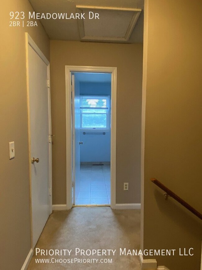 Building Photo - 923 Meadowlark Dr