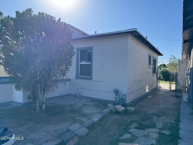 Building Photo - 615 N Cebada St