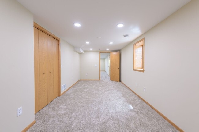 Building Photo - Must see home in mendota heights, huge lot...