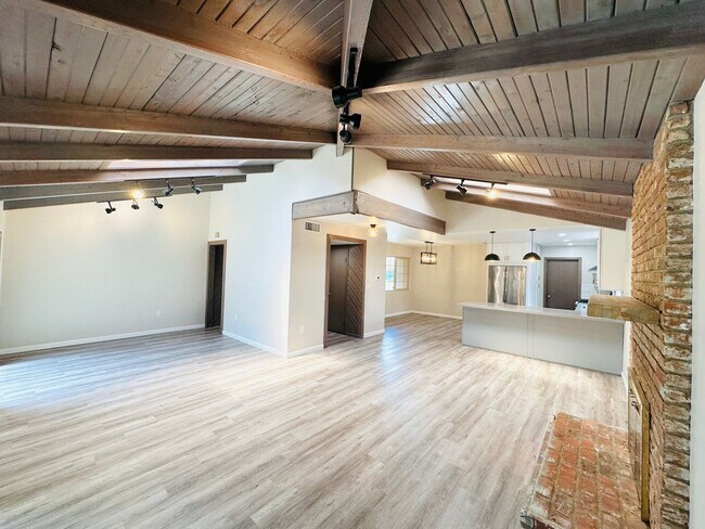 Building Photo - 5831 Scripps St