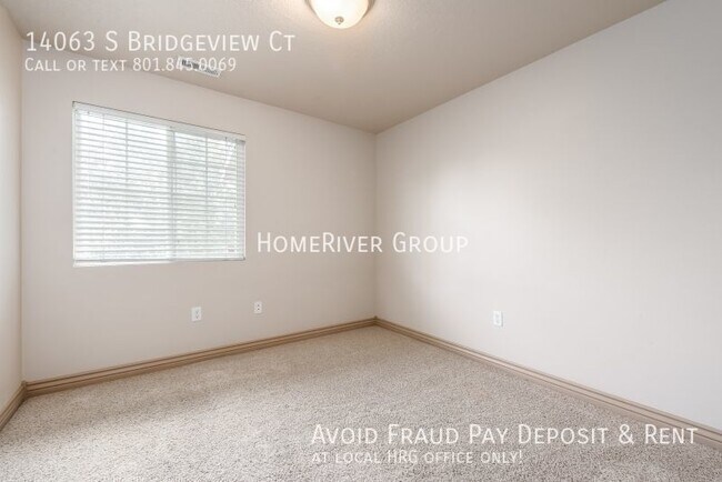 Building Photo - Awesome 3 Bed 2 Bath Townhome!