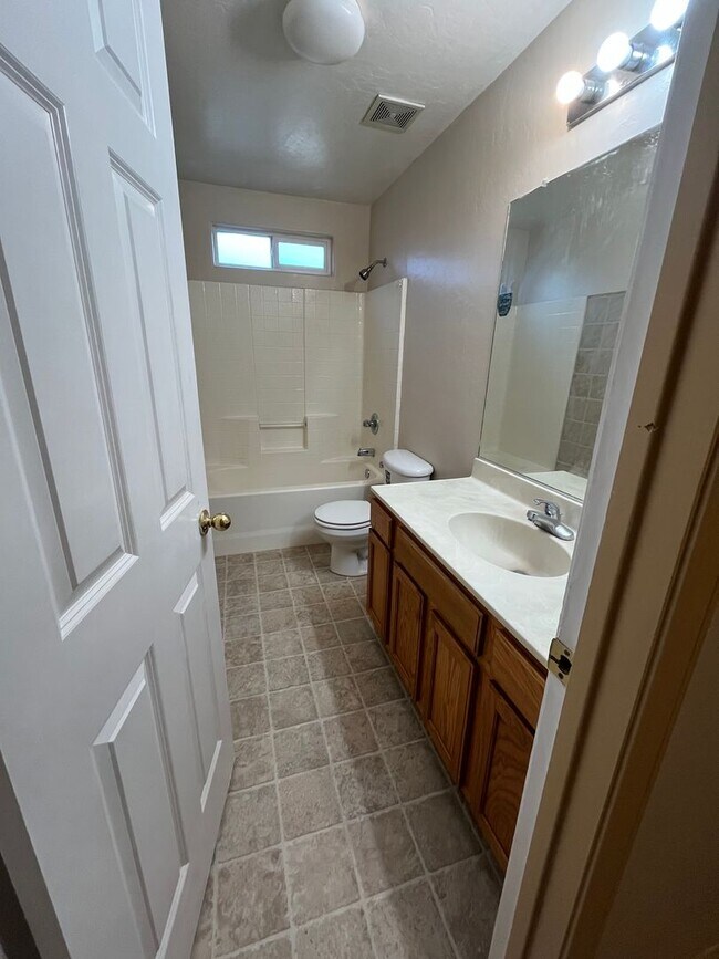 Building Photo - Charming home for rent in Visalia *RENT REDUCED*