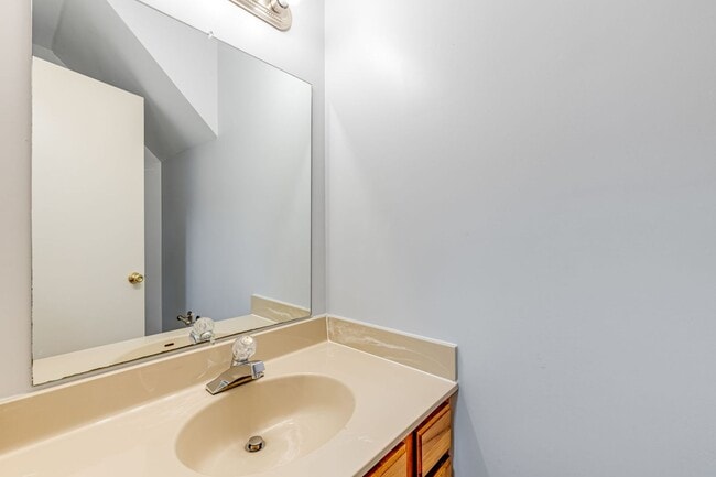 Building Photo - Bright 2-Bedroom Townhouse with Garage & P...