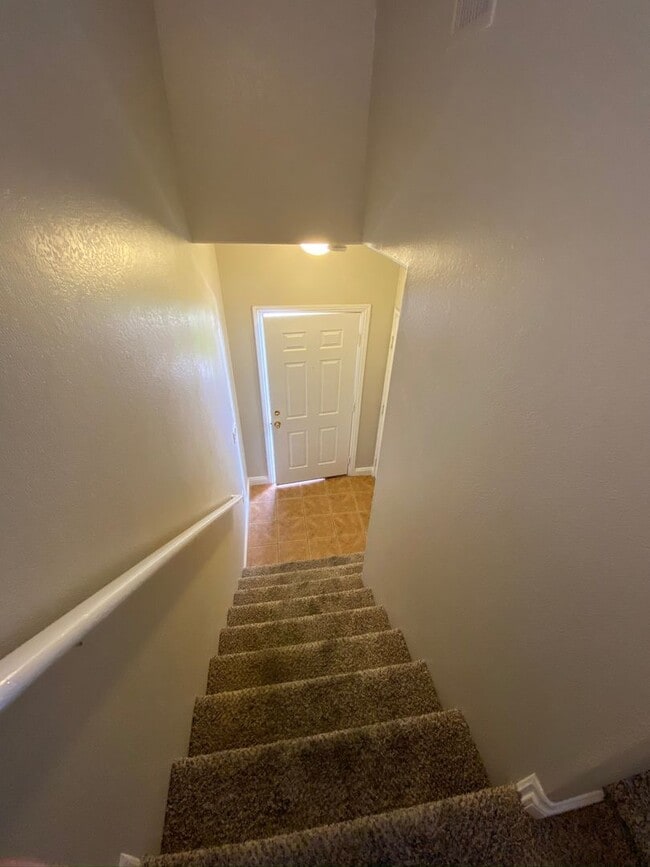 Building Photo - AMAZING 2 STORY TOWNHOME LOCATED IN A GATED COMMUNITY!