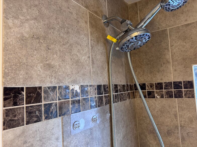 Marble decorative inlay, Full Size Bathtub with Premium Shower Head - 9909 S Ridgeland Ave