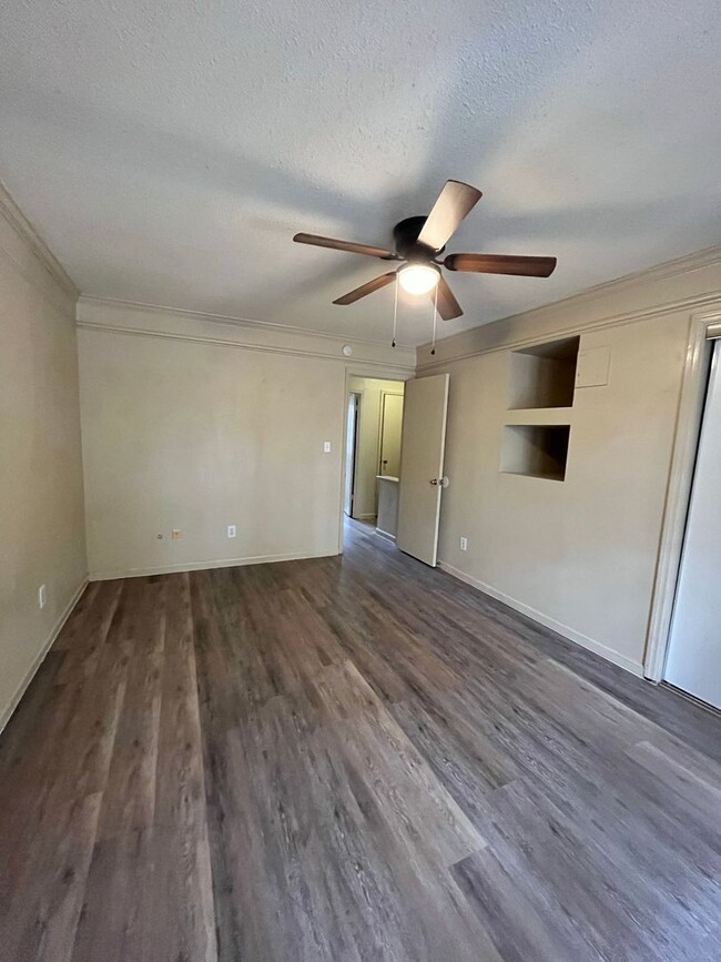 Building Photo - Cute 2Br 1.5Ba Townhome off Old Trolley Road