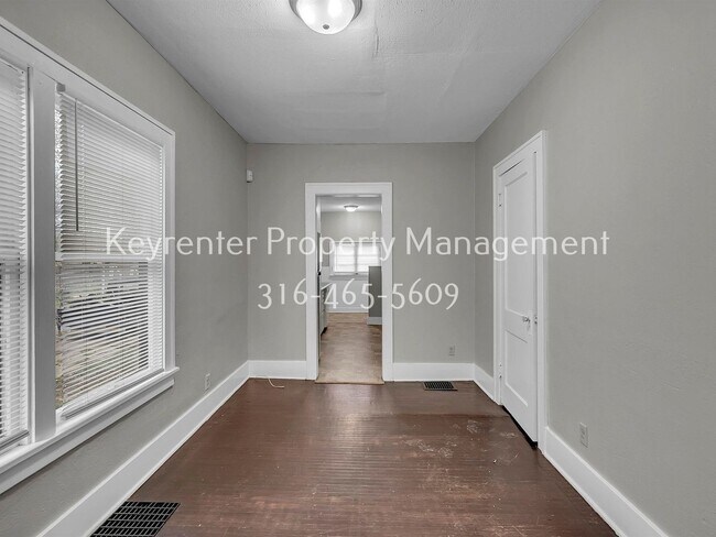 Building Photo - Charming 2 bedroom 1 bath Craftsman Duplex