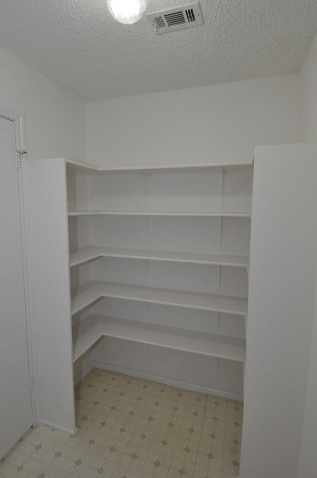 Building Photo - Available NOW! 4 bedrooms, one story, Grea...