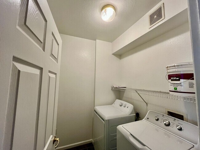 Building Photo - Very nice 2 bed 2 full bath on top floor n...