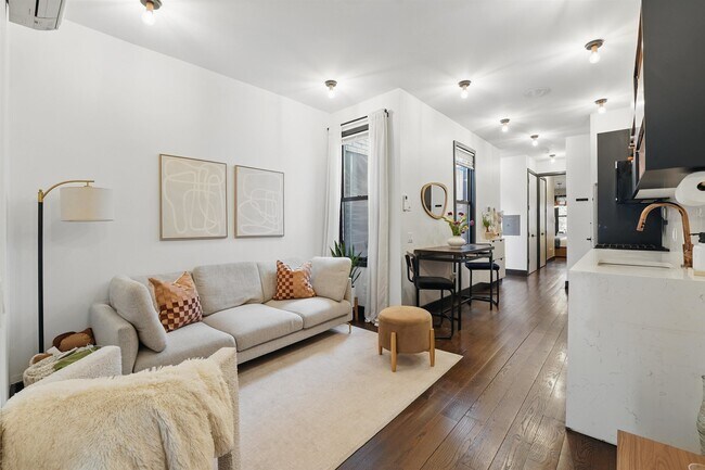 Primary Photo - 43 Thorne St
