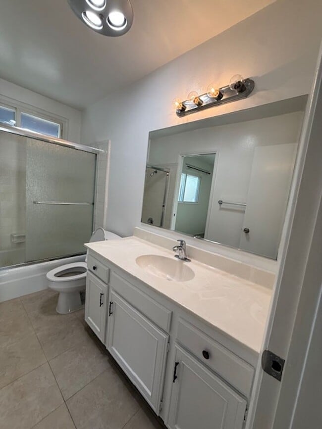 Building Photo - 420-22 Rees Street