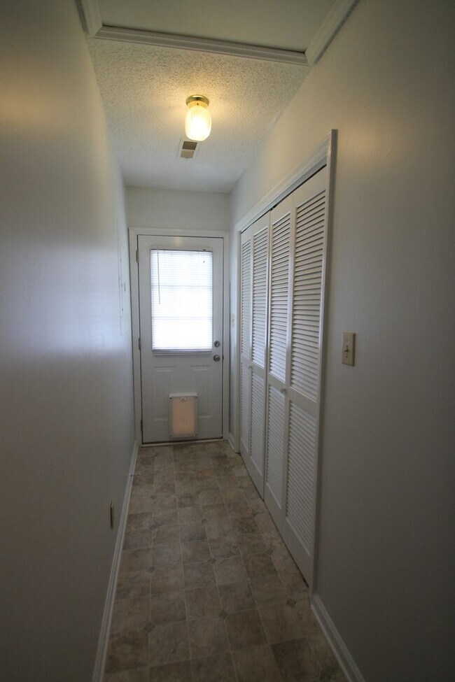 Building Photo - 1077 Farm Pond Ln