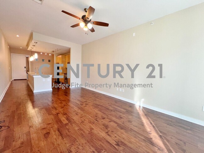 Building Photo - Fantastic Second Floor 1/1.5 Bedroom Condo...