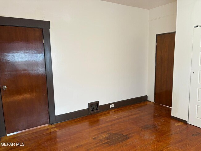 Building Photo - 3418 Pershing Dr