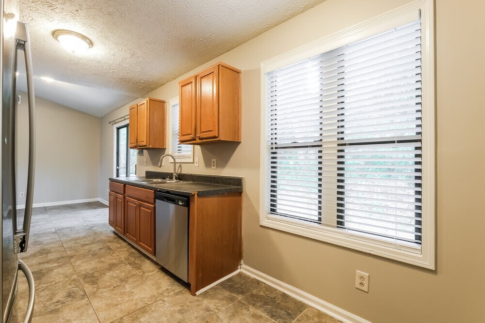 Building Photo - 319 Knollwood Ln