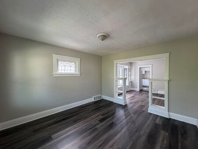 Building Photo - 10012 Manor Ave
