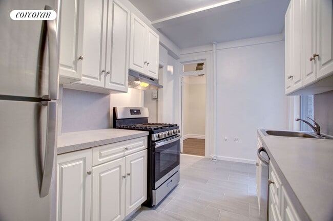Building Photo - 250 W 104th St