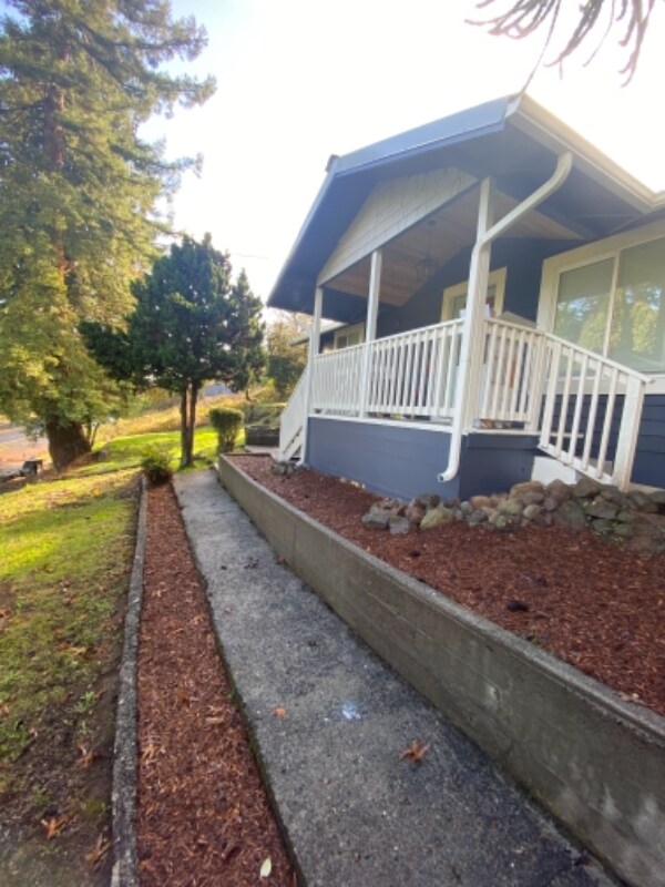 Building Photo - 21255 Willamette Dr
