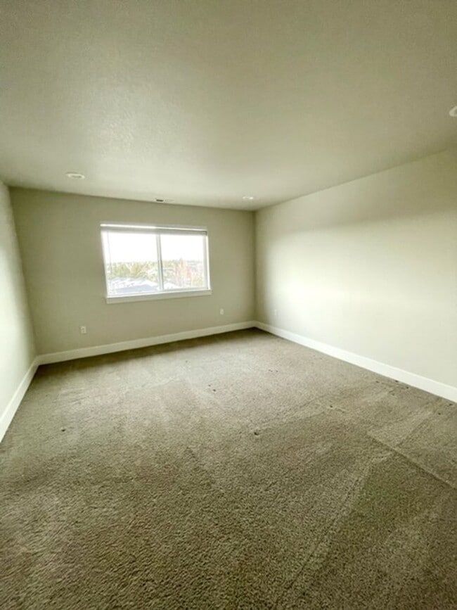Building Photo - 1718 NE Lotus Dr